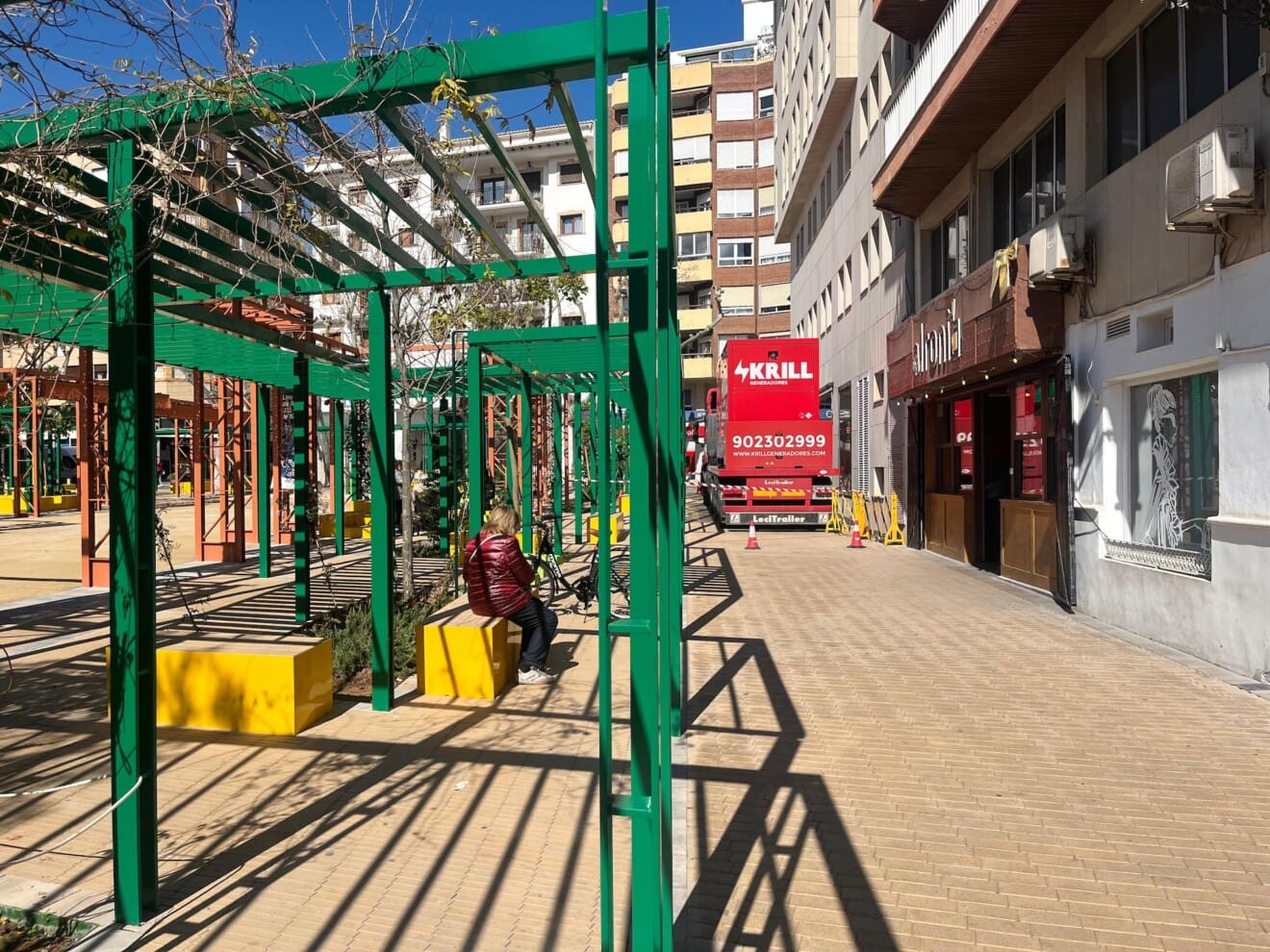 Los grupos electrógenos de gran tonelaje se han ubicado en puntos estratégicos, como la zona de la plaza Jorge Juan y María Hervás