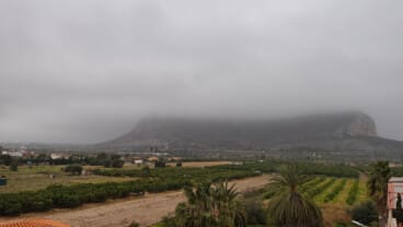 mantell sobre la serra de segaria des del verger