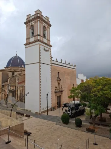 Maquinaria especializada ocupando la plaza para asegurar que el descenso de los gigantes de 1942 sea todo un éxito