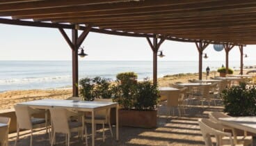 Mesa exterior con vistas a la playa en Hotel Los Ángeles Dénia