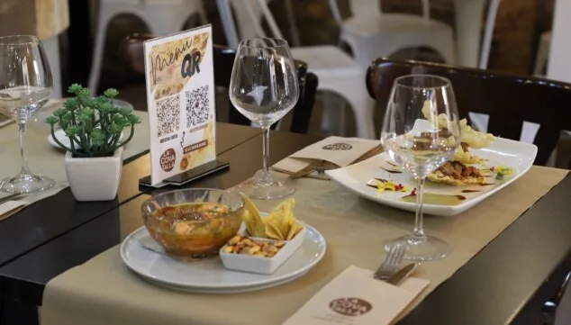 La Cova Tallà: cocina fusión con producto fresco para disfrutar esta primavera 10 mesa preparada en la cova talla para disfrutar de la gastronomia mediterranea