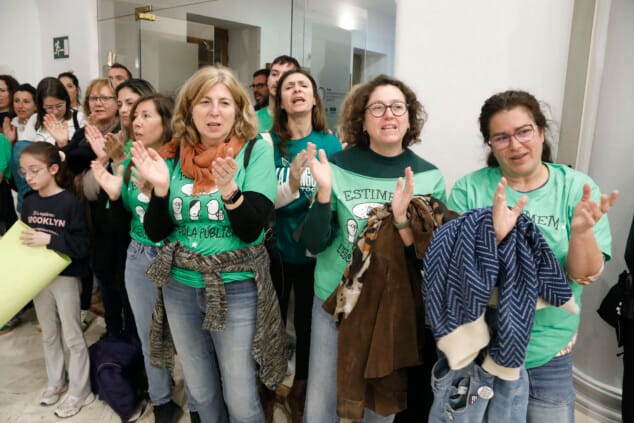 Bild: Mitglieder der Bildungsgemeinschaft von Dénia applaudieren den Interventionen zur Verbesserung der Schulbedingungen.