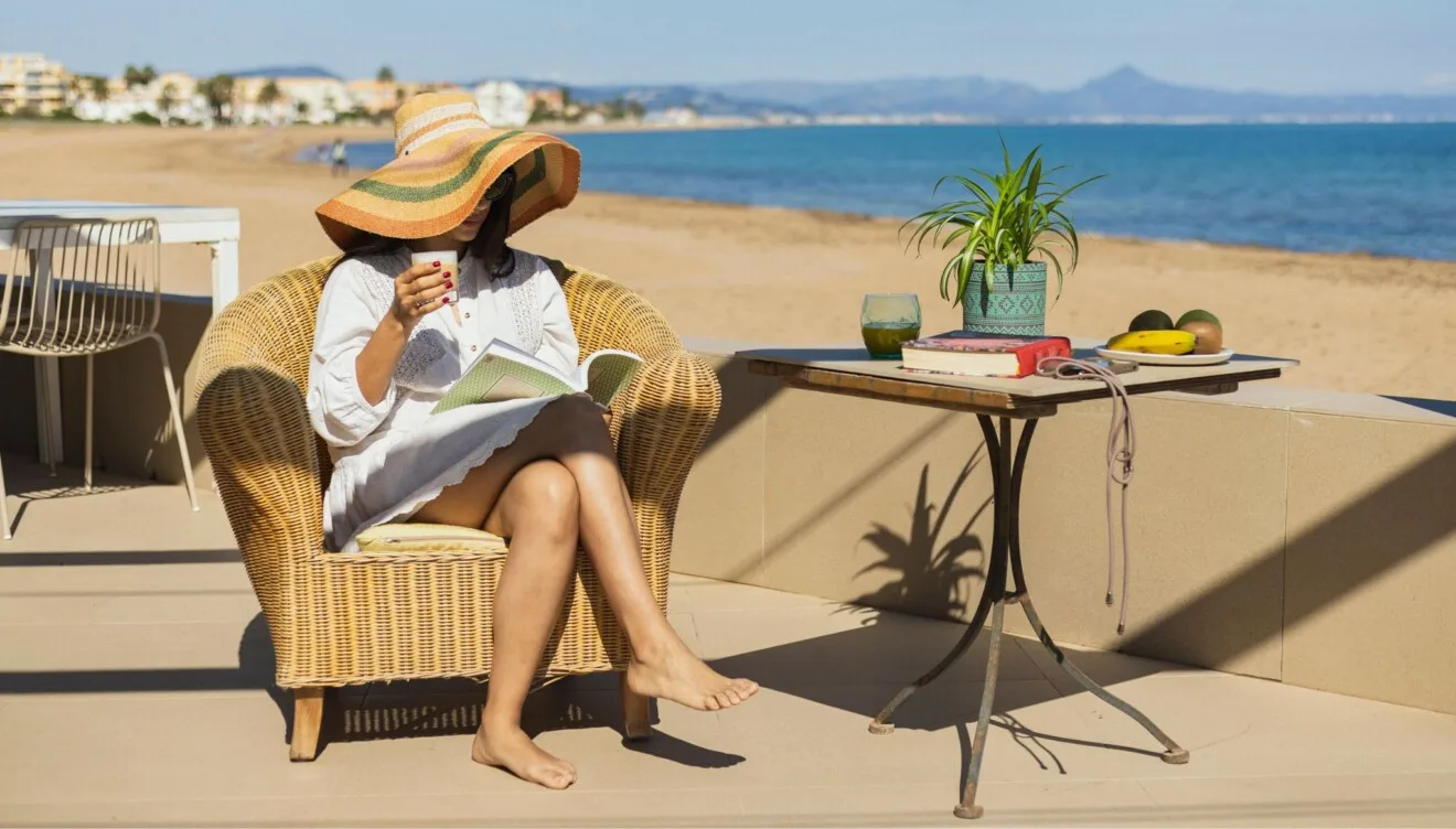 Momento de relax en la terraza del Restaurant Noguera con vistas al mar