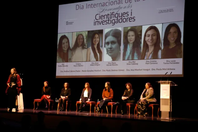 Imagen: Momento del coloquio en el que las protagonistas compartieron sus trayectorias bajo el lema del homenaje a las científicas dianenses