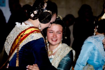 Abrazo entre las Falleras Mayores de Dénia que despiden su año