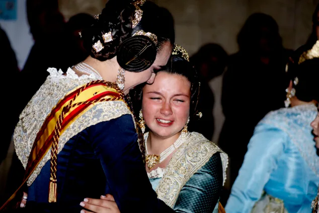 Afbeelding: Omhelzing tussen de Fallas-koninginnen van Dénia terwijl ze afscheid nemen van hun jaar.