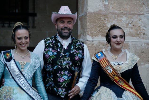 Bild: Neue Beamte von Les Roques neben der Fallera-Bürgermeisterin von Dénia 2026, Paula Argudo, verheiratet mit dem neuen Präsidenten der Kommission