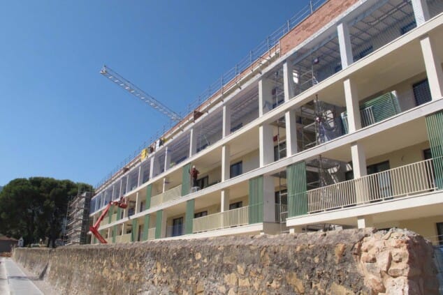 obreros en una obra de construccion residencial en denia