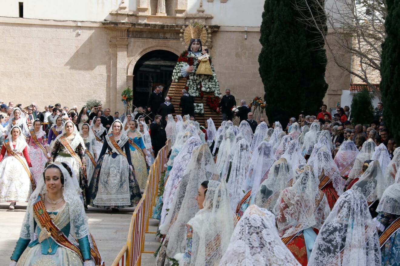 Ofrena a la virgen en la plaza del Convent