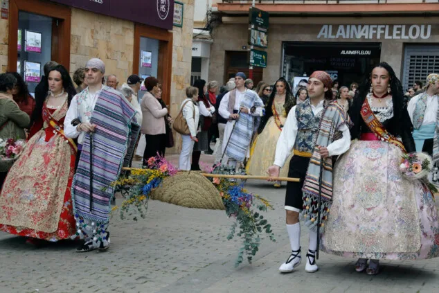 Imagen: Falleros portando la ofrenda floral