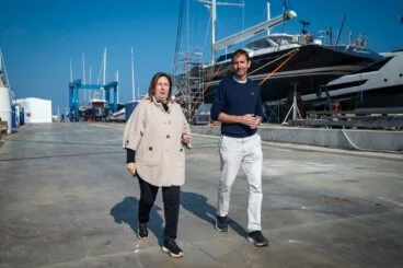 pepa font y albert morell recorren las instalaciones del varadero de denia durante la visita al proyecto de ampliacion