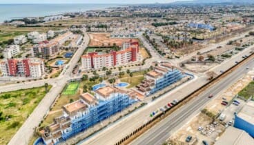 Piscina comunitaria con zona infantil en urbanización cerca del mar