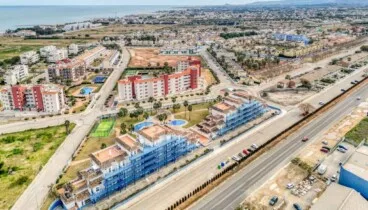 Piscina comunitaria con zona infantil en urbanización cerca del mar