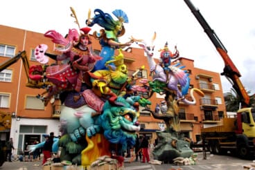 Dénia pide extremar la precaución en las Fallas por la previsión de fuertes rachas de viento 3 planta de un monumento fallero en denia