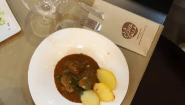Plato de cocina mediterránea con producto local de temporada