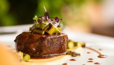 Plato tradicional de cocina mediterránea en Mar en Calma en Hotel Los Ángeles