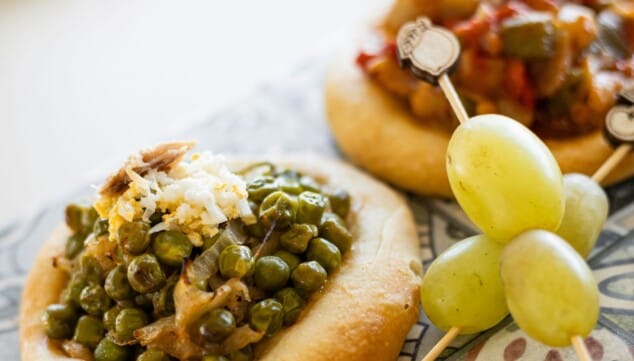 platos de cocina tradicional mediterranea en la carta del restaurant noguera