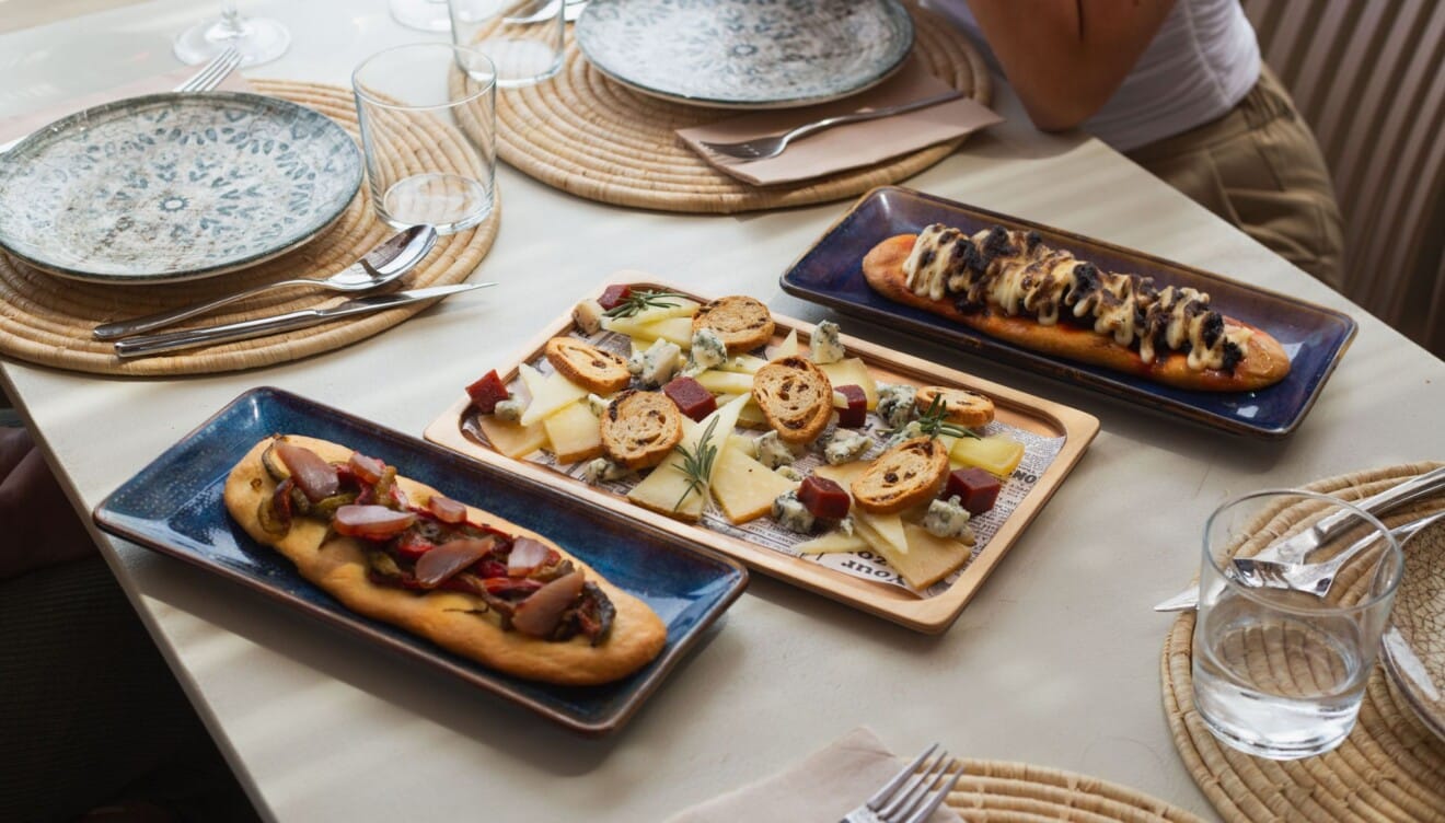Platos típicos de la gastronomía mediterránea en Escondida Dénia