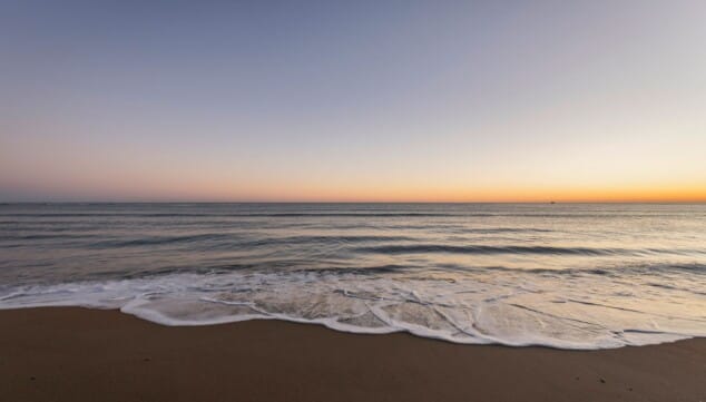 playa de las marinas frente al hotel los angeles denia