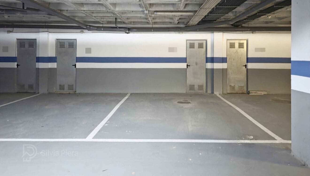 Plaza de garaje subterránea y trastero en apartamento de playa