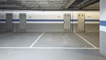 Plaza de garaje subterránea y trastero en apartamento de playa