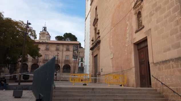 Paula Argudo i Elia Lull anuncien l'arribada de les Falles de Dénia 2026 davant d'una entregada plaça del Consell 2 Imatge: Plaça del Convent tancada per risc