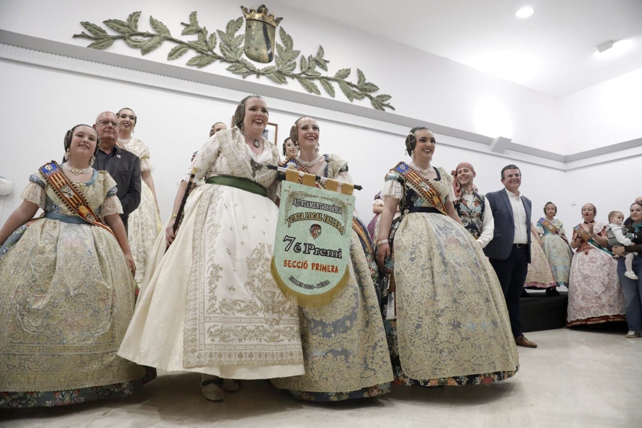 Presidenta y Fallera Mayor de Campaments recogiendo su Séptimo Premio
