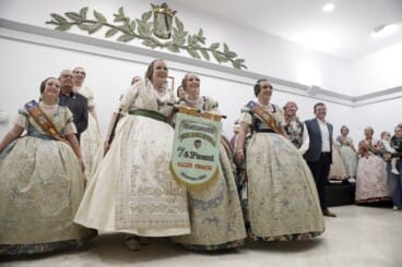Presidenta y Fallera Mayor de Campaments recogiendo su Séptimo Premio