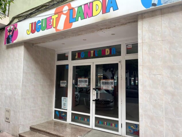 Imagen: Puerta de Juguetilandia con el interior sin luz