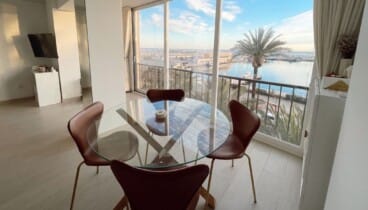 Salón abierto en el Puerto de Dénia, disponible de Villas Ferrer