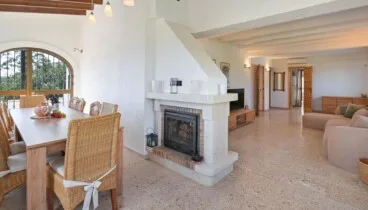 Salón luminoso con sofás cómodos y televisión por cable