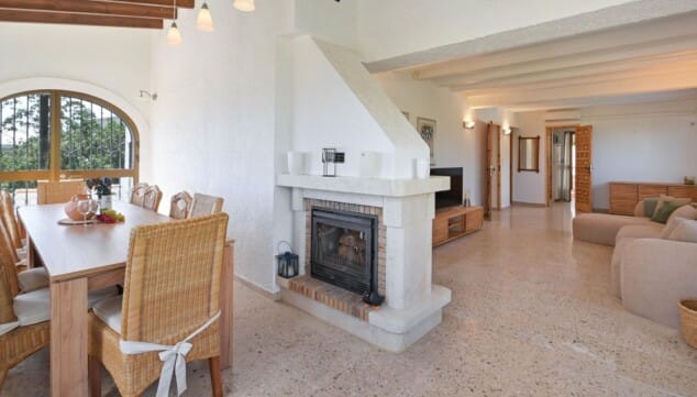 salon luminoso con sofas comodos y television por cable