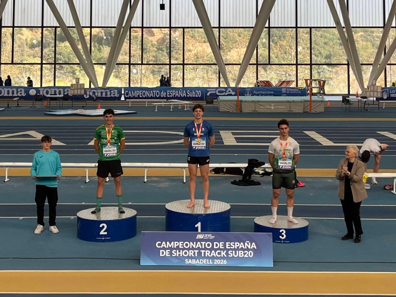 Saúl Delgado en lo más alto del podio tras proclamarse campeón de España de heptatlón Sub20