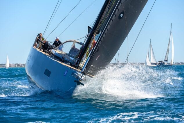 Imagen: Velero escorado navegando a alta velocidad durante la regata de altura La Ruta de la Sal Rumbo Ibiza.