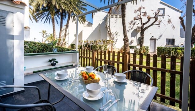 terraza privada con mesa de comedor y toldo para el verano