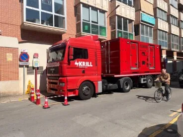 un gran grup electrogen garanteix el fluid elèctric al centre social i les oficines confrontants després de l'apagada d'aquesta matinada
