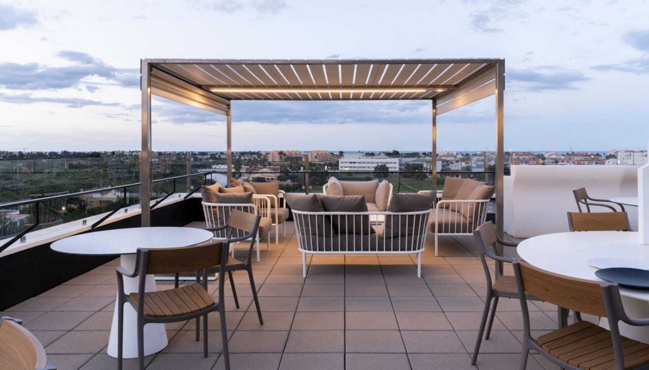 Un mirador suspendido sobre el azul del Mediterráneo