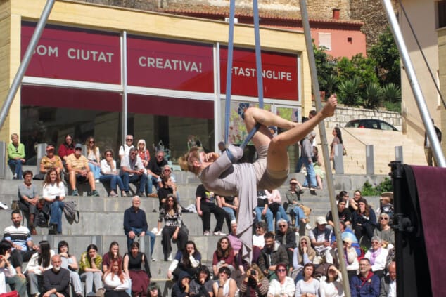 Dénia reivindica la libertad de elección de las mujeres con la nueva escultura «Cercle púrpura» 3 Imagen: Un momento de la «Gala de cirqueres», que clausuró el acto con una exhibición de acrobacias y mensajes de empoderamiento