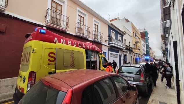 Aus dem betroffenen Gebäude in der Pare Pere Straße steigt eine dichte Rauchsäule auf.