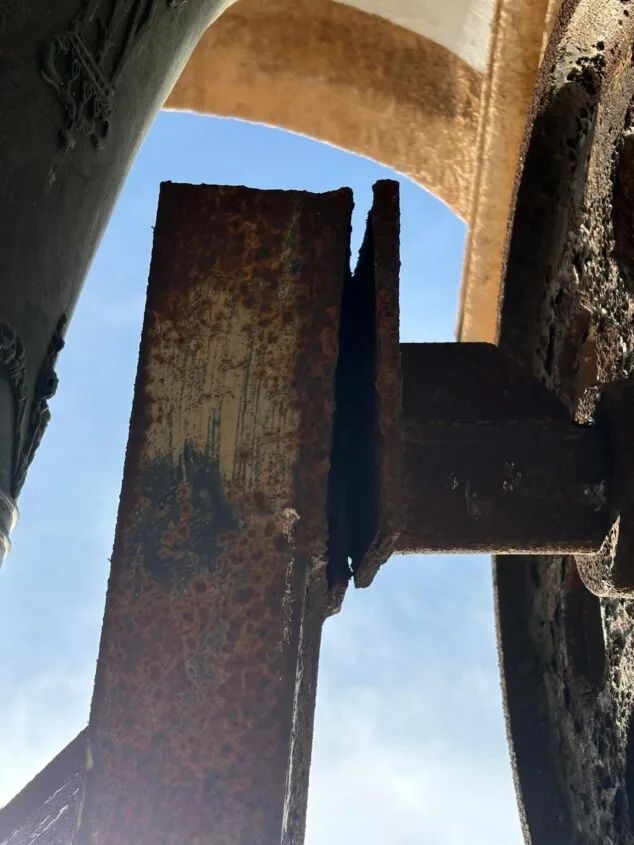 Ein tiefer Riss in der eisernen Halterung hätte beinahe dazu geführt, dass sich die 1425 Kilogramm schwere Glocke „Maria de la Victoria“ löste.