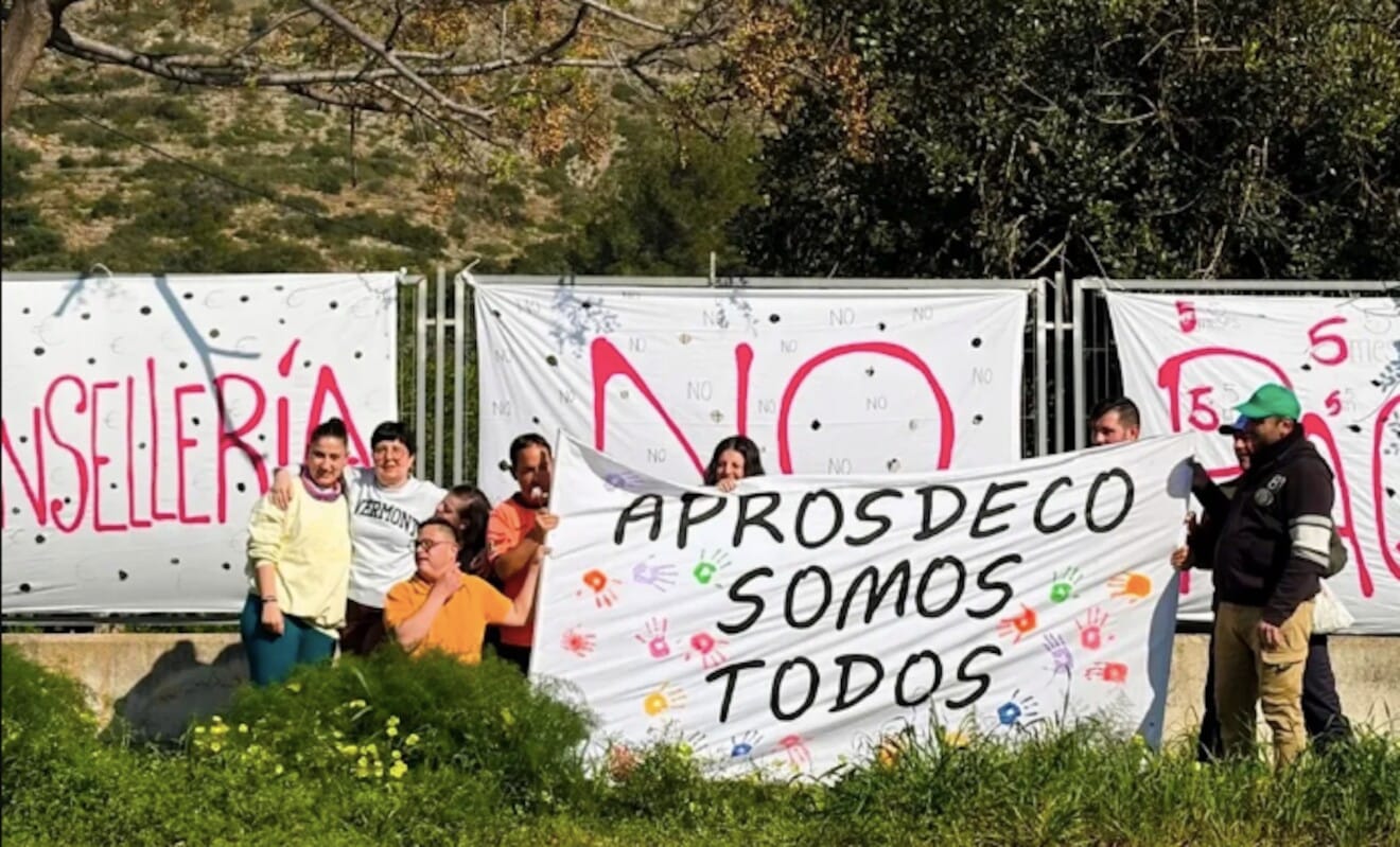 Usuarios de Aprosdeco denuncian el impago de Conselleria