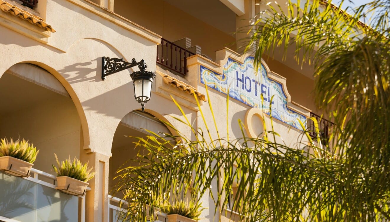 Vista del Hotel Los Ángeles Dénia junto al Mediterráneo