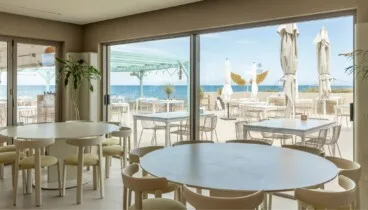 Vistas al Mediterráneo desde el Restaurant Noguera en la costa de Dénia privada de aguas cristalinas rodeada de una terraza soleada