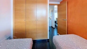 Vivienda con espacios funcionales en urbanización con piscina