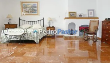 Vivienda con jardín y múltiples estancias en el Montgó