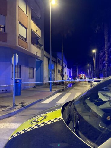 Intervención nocturna por incendio en fábrica Plastimyr y palmera