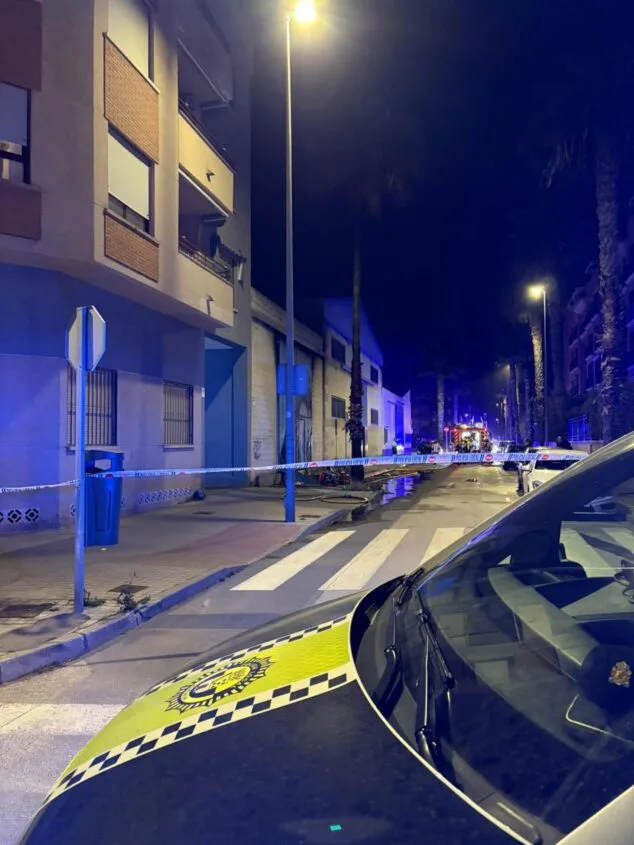 Imagen: Operativo de emergencia nocturno con Policía Local y Bomberos en el incendio de la fábrica Plastimyr en la calle Mirarrosa.