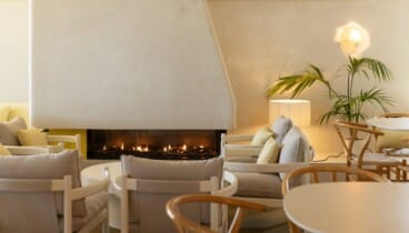 Zona acogedora del Restaurant Noguera preparada para comidas tranquilas frente al mar