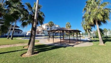 Zonas comunes cuidadas en urbanización residencial en El Verger