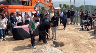 alumnos del cee raquel paya colocan la primera piedra de su nuevo centro